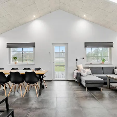 3 Bedroom Beautiful In Casa vacanze